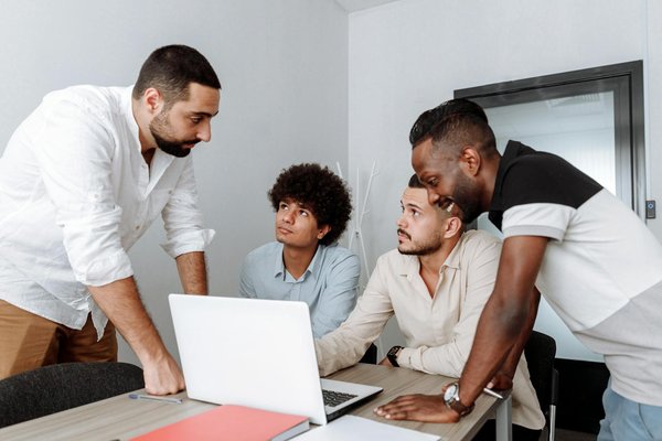 Comparatif métiers salariés vs travail indépendant lequel choisir aujourd'hui